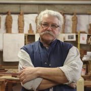 Праваслаўны ў касцёле. Як разьбяр з Беларусі працуе ў каталіцкім храме ў Польшчы