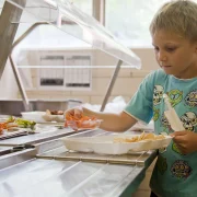 Без гамбургераў, але з піцай і нагетсамі. Што будуць есці дзеці ў школьных сталовых