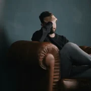 «Варта спыніцца і прызнаць, што патрэбна дапамога». Пяць прыкмет, што ў вас ёсць дзіцячая траўма