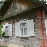 Вужы — ад удару маланкі, птушкі — на каханне. Як і чаму беларусы ўпрыгожвалі свае хаты?