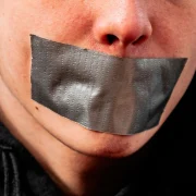 Не патрапіць у пастку. Як распазнаць, што побач з вамі — гвалтаўнік