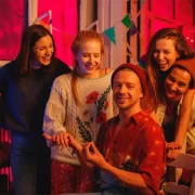 ЛГБТК+ гісторыі на экране: шэсць серыялаў, якія ламаюць стэрыатыпы