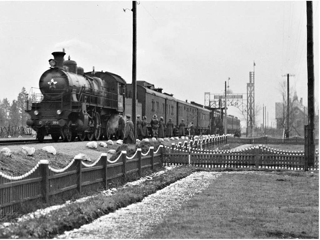 другая рэч паспалітая, чыгуначная станцыя коласава, цягнік на станцыі ў беларусі