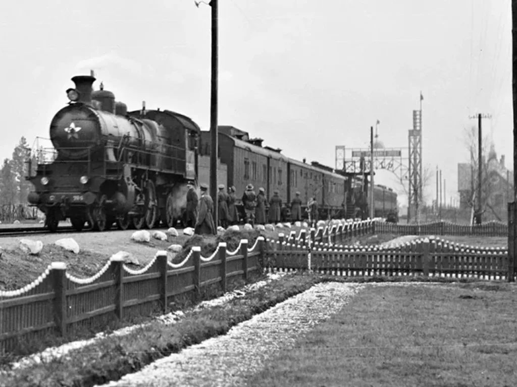 Цягнік ля чыгуначнай станцыі ў Стоўбцах, справа Юзэфа Мурашкі, Стоўбцы